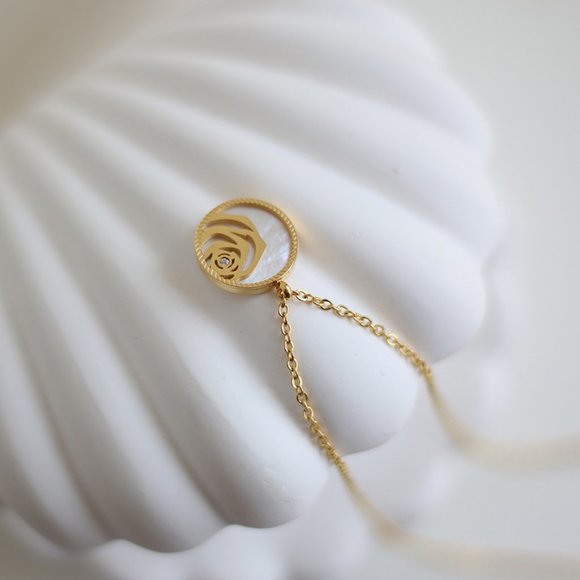 NEW 18K Gold Plated Mother of Pearl Camelia Flower Round Pendant Necklace - Picture 7 of 11